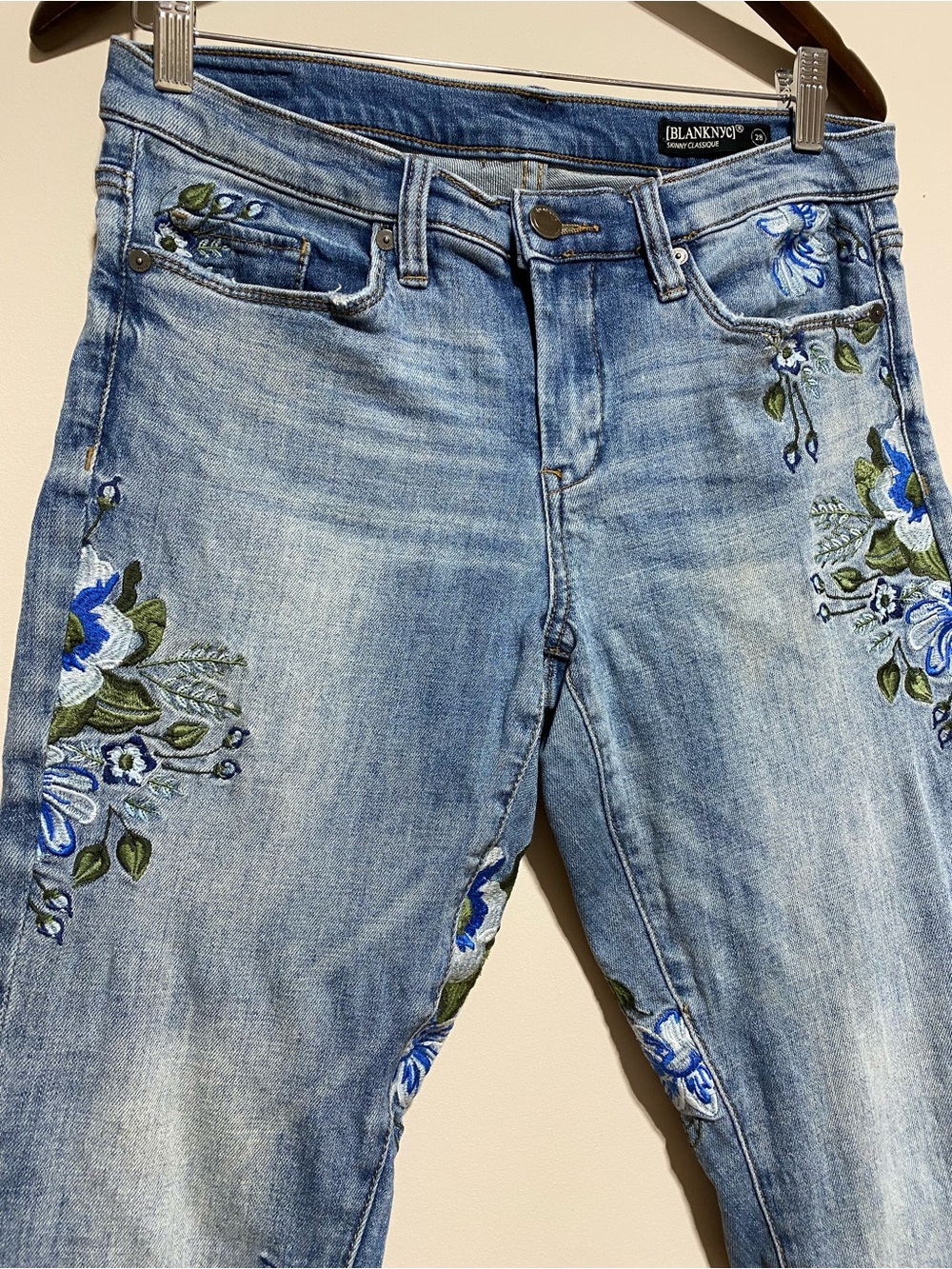 Blank NYC Floral Embroidered Skinny Jeans Boho Beachy Cottage Size 28 - Picture 2 of 15